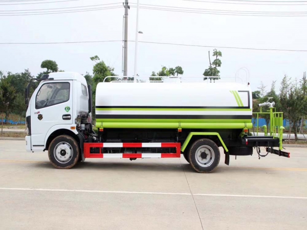 東風(fēng)8方灑水車